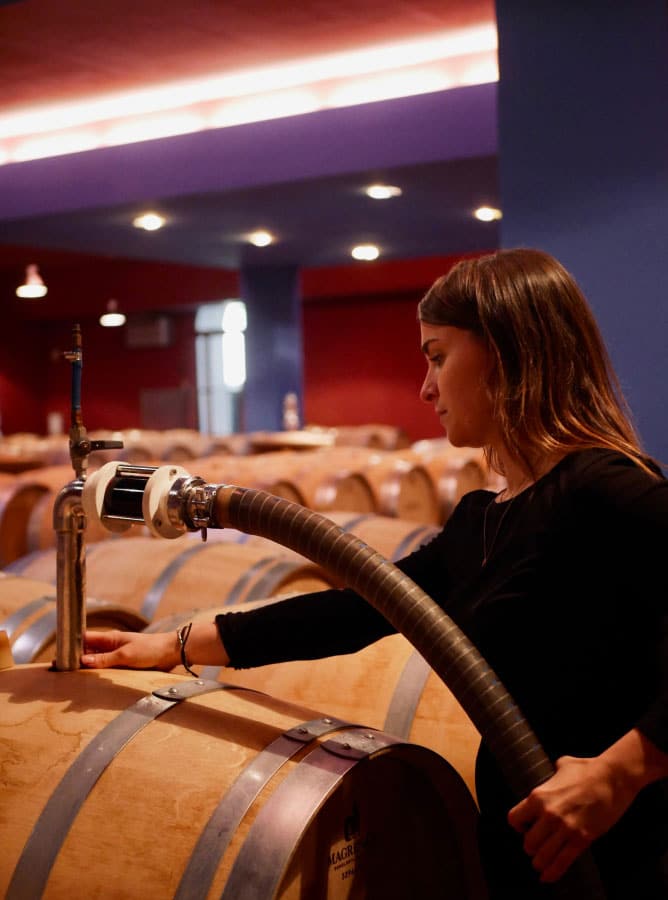 Mathilde Chaillou en opération dans le chai à barriques